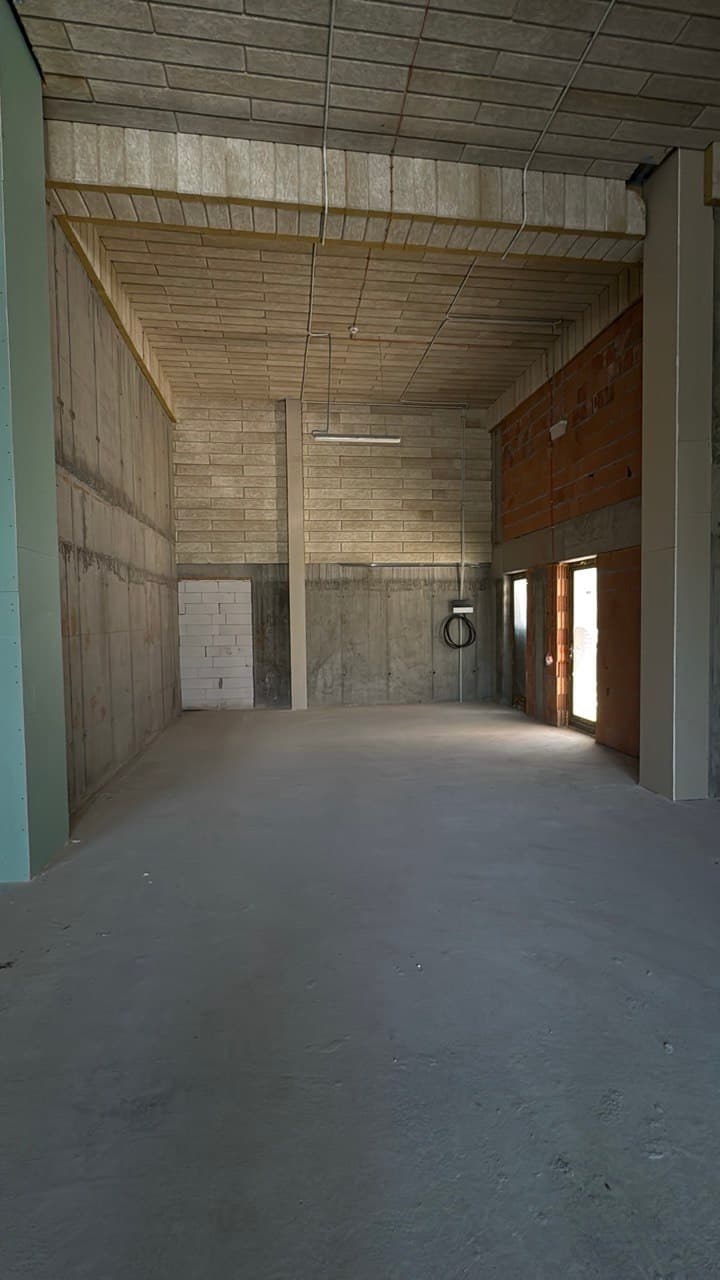 Initial commercial shell space and structural column layout