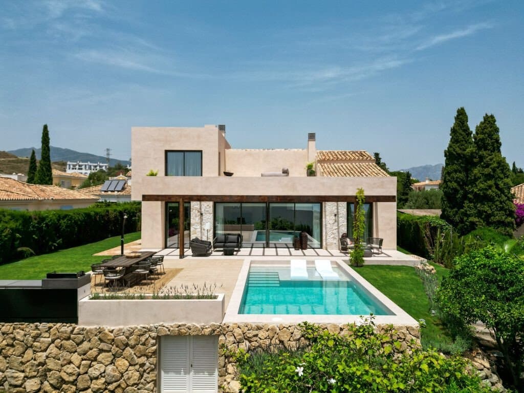 Modern 4 Bedroom Villa With Sea Views In In El Paraíso, Benahavis, Spain