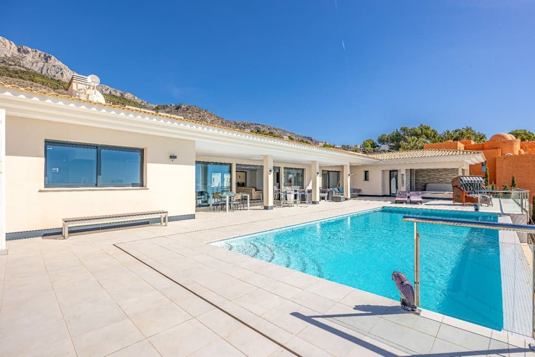Contemporary Deluxe Residence